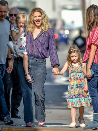TOBARNSMOR: Drew Barrymore ønsker en trygg og normal oppvekst for de to døtrene Olive og Frankie. Her er trioen avbildet i fjor sommer. Foto: NTB Scanpix TOBARNSMOR: Drew Barrymore ønsker en trygg og normal oppvekst for de to døtrene Olive og Frankie. Her er trioen avbildet i fjor sommer. Foto: NTB Scanpix